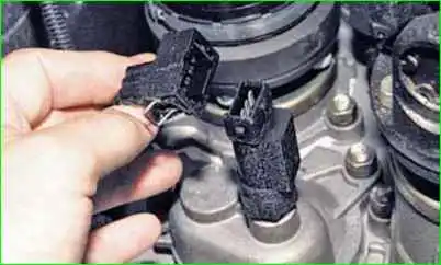 Removing and installing the speed sensor