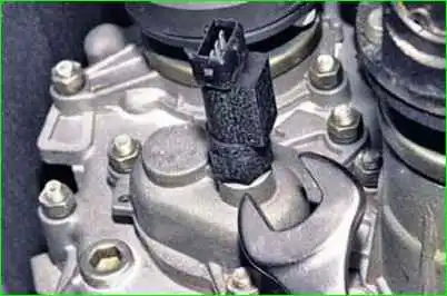 Removing and installing the speed sensor
