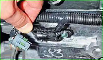 Removing the camshaft sensor (phase sensor)