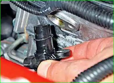 Removing the camshaft sensor (phase sensor)