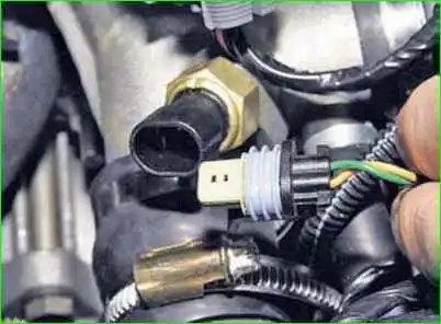 Removing and installing the coolant temperature sensor