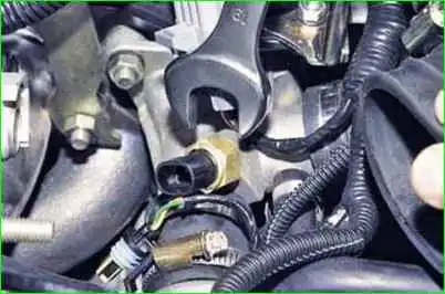 Removing and installing the coolant temperature sensor