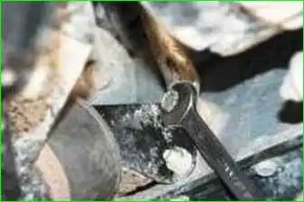 Removing and installing the knock sensor