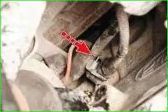 Removing and installing the knock sensor