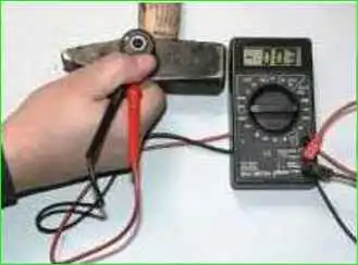 Removing and installing the knock sensor