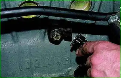 Removing and installing the knock sensor