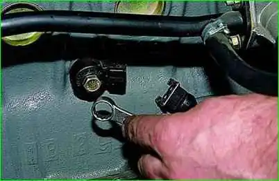Removing and installing the knock sensor