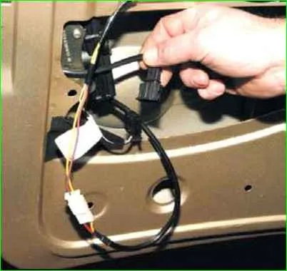 Extracción e instalación de la cerradura del portón trasero