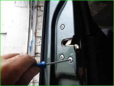 Extracción e instalación de la cerradura del portón trasero