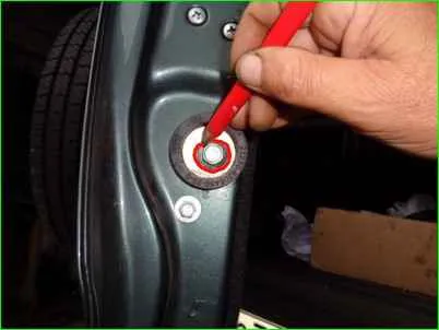 Extracción de la espiga del portón trasero y el casquillo de la espiga