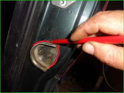 Extracción de la espiga del portón trasero y el casquillo de la espiga