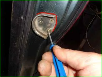 Extracción de la espiga del portón trasero y el casquillo de la espiga