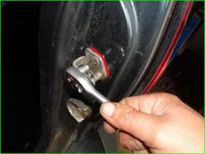 Extracción de la espiga del portón trasero y el casquillo de la espiga