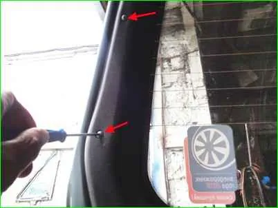 Desmontaje del revestimiento del portón trasero