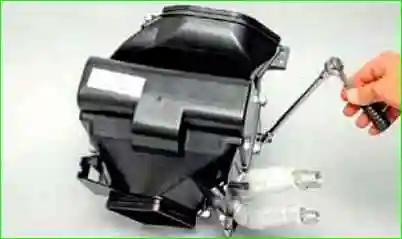 Снятие и установка испарителя кондиционера автомобиля ВАЗ-2123