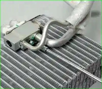 Снятие и установка испарителя кондиционера автомобиля ВАЗ-2123