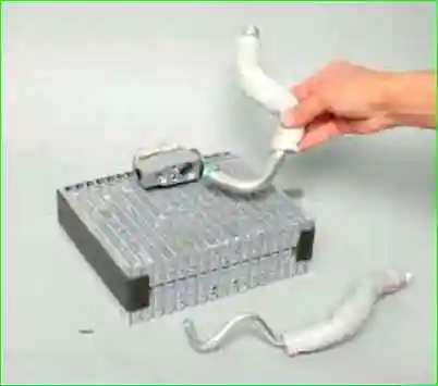 Снятие и установка испарителя кондиционера автомобиля ВАЗ-2123