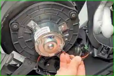 Снятие и установка испарителя кондиционера автомобиля ВАЗ-2123