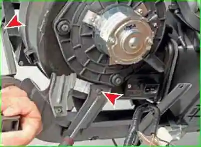 Снятие и установка испарителя кондиционера автомобиля ВАЗ-2123