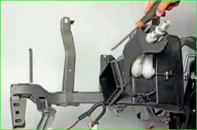 Снятие и установка испарителя кондиционера автомобиля ВАЗ-2123