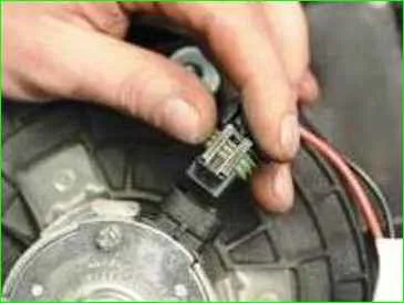 Aus- und Einbau des Heizgebläse-Elektromotors