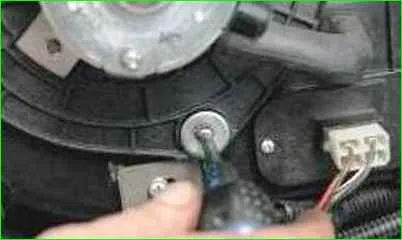Aus- und Einbau des Heizgebläse-Elektromotors