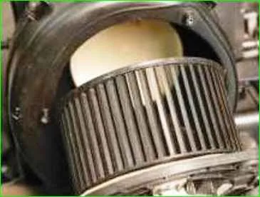 Aus- und Einbau des Heizgebläse-Elektromotors