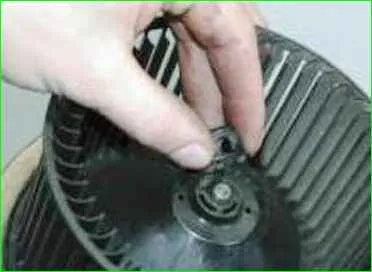 Aus- und Einbau des Heizgebläse-Elektromotors