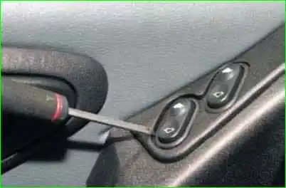 Extracción del tapizado de la puerta delantera