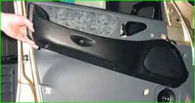 Extracción del tapizado de la puerta delantera