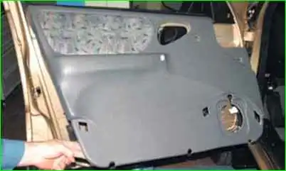 Extracción del tapizado de la puerta delantera