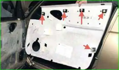 Extracción del tapizado de la puerta delantera