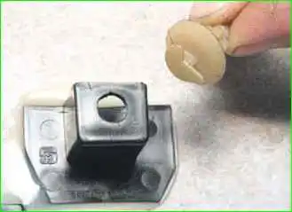 Extracción del tapizado de la puerta delantera