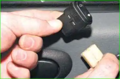 Extracción del tapizado de la puerta delantera