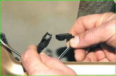 Extracción de la cerradura de la puerta delantera