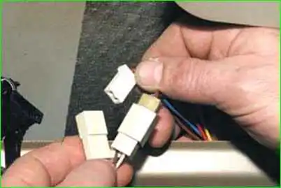 Extracción de la cerradura de la puerta delantera