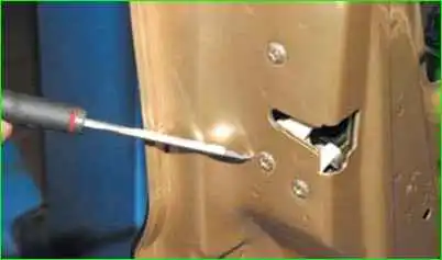Extracción de la cerradura de la puerta delantera