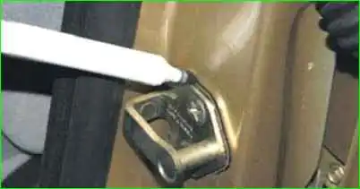 Extracción de la cerradura de la puerta delantera