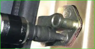 Extracción del retenedor de la cerradura de la puerta delantera