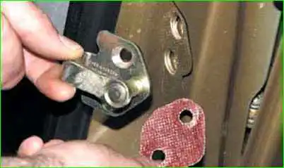 Extracción de la cerradura de la puerta delantera