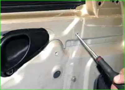 Extracción e instalación del vidrio de la puerta delantera