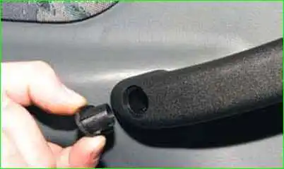 Extracción del tapizado de la puerta delantera