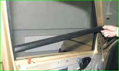 Extracción e instalación del vidrio de la puerta delantera