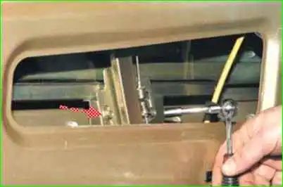 Extracción e instalación del vidrio de la puerta delantera