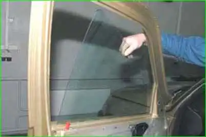 Extracción e instalación del vidrio de la puerta delantera