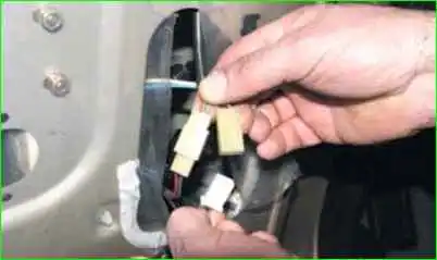 Extracción del retrovisor exterior de la puerta delantera