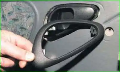 Extracción del tapizado de la puerta delantera