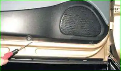 Extracción del tapizado de la puerta delantera