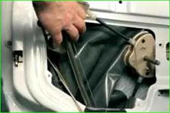 Removing and installing the rear door window regulator