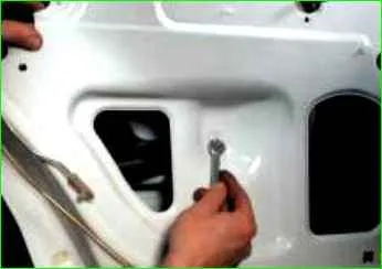 Removing and installing the rear door window regulator
